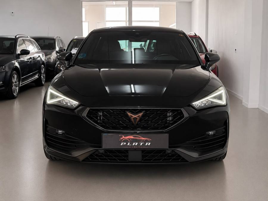 Cupra León en la exposición de Plata Garage